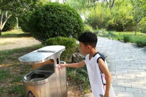 开心假期——一个充满欢声笑语的故事（暑假旅行，小明一家人享受阳光、沙滩和海洋）