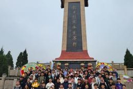 清明扫墓（以纪念碑为见证）