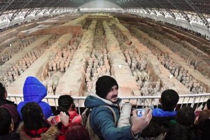 玉龙雪山下的乐山大佛