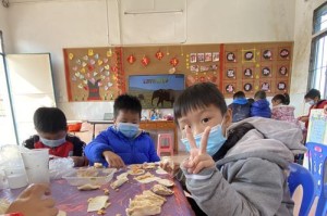 温暖的冬至（一个慈祥的祖母和她的孙子）