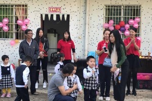 主题：以世界充满阳光为主题的小故事