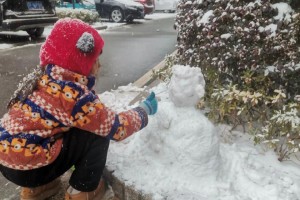 WinterFun:BuildingaSnowmanTogether