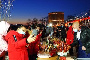 元宵节的意外惊喜（一个小镇的欢乐之夜）