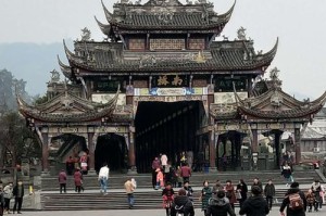 名胜古迹的神秘探险：一个游历古迹的勇者