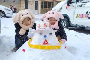 寒冬中的快乐——一起堆雪人（公园里的冰雪乐趣）