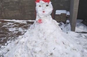 大雪纷飞，一起堆雪人（冬日乐趣，欢声笑语）