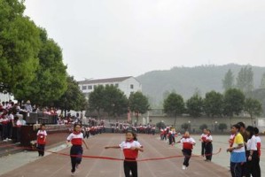 路上虽然困难重重，但脚步却从未停歇（路上虽然困难重重，但脚步却从未停歇）