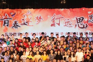 那场青春的孤独盛宴（当孤独成为青春的底色）