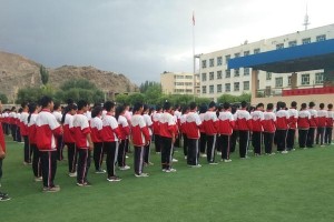 青春绽放的神圣中学（一群学生与老师共同创造着美好的回忆）