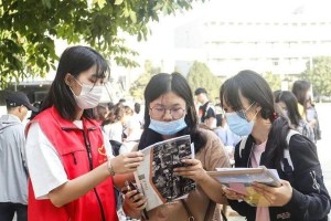 用心奉献，心中有爱（志愿者的无私付出）