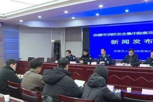 工厂突发火灾多名工人受伤（消防队员奋战扑灭大火）