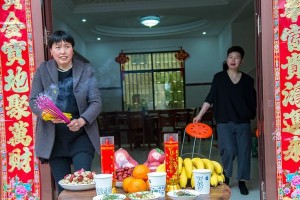不离不弃，永远相伴。（父子之间的无尽深情。）