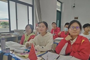 相聚故乡，感受温暖（中秋团圆，亲情相伴）