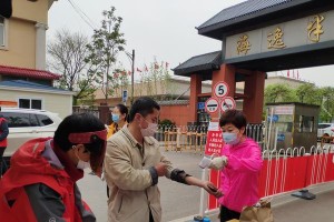 守护家园的小英雄（一个小男孩的环保故事）