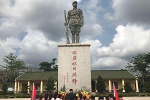 纪念碑下的祭扫（老人的故事）